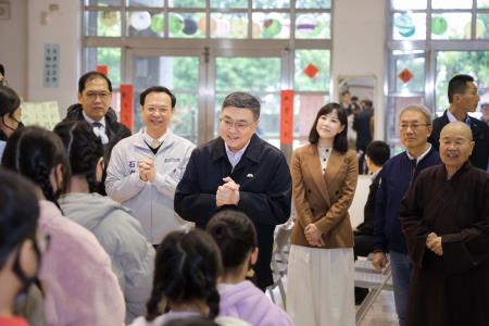2026年2月8日行政院長卓榮泰參訪「財團法人宜蘭縣私立佛教幸夫社會福利慈善事業基金會附設幸夫愛兒園」 　共8張