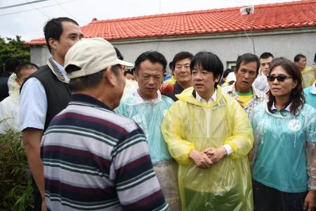 行政院長賴清德視察布袋鎮考試里淹水水退情形1