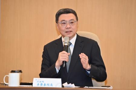 2024年8月6日行政院長卓榮泰視察工研院創新科技成果2　共11張