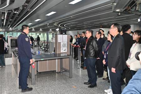 卓院長今（11）日視察桃園機場春節疏運整備作業照片 共10張　共10張
