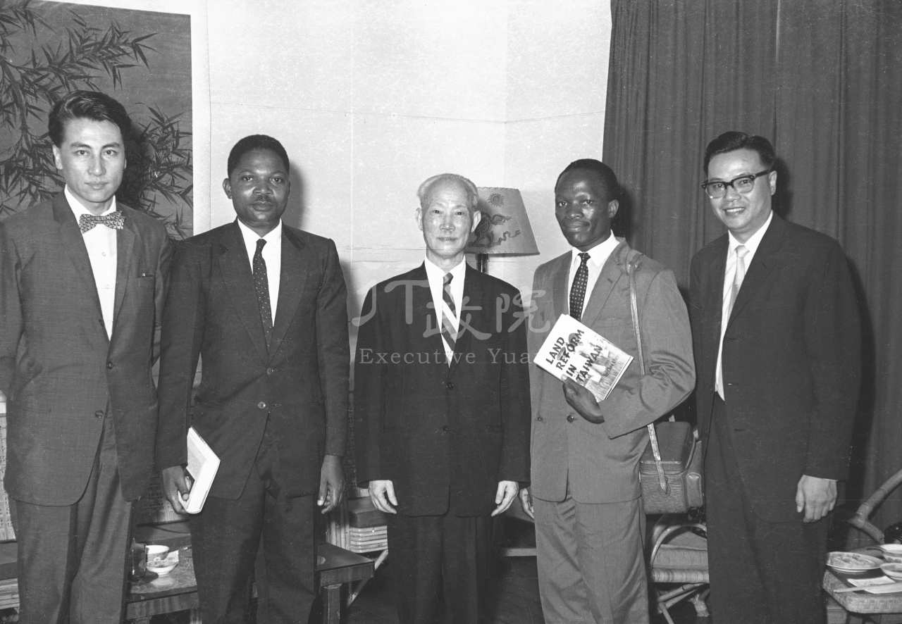 1962年7月5日副總統陳誠接見東非肯亞報系攝影記者Akweoa及烏干達星系報記者Muyingo 共1張 　共1張