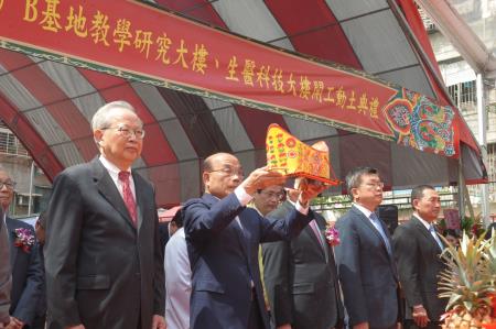 20190503行政院長蘇貞昌出席衛生福利部雙和醫院B基地動土典禮2 　共5張