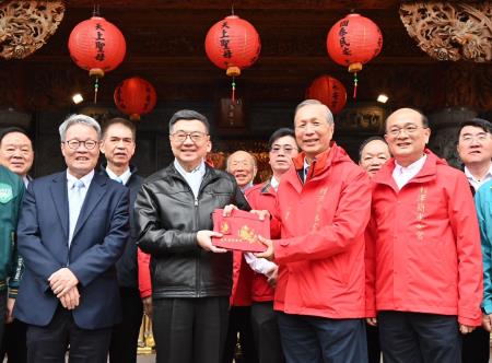 2025年1月31日_3行政院長卓榮泰永安宮參拜祈福及發福袋1