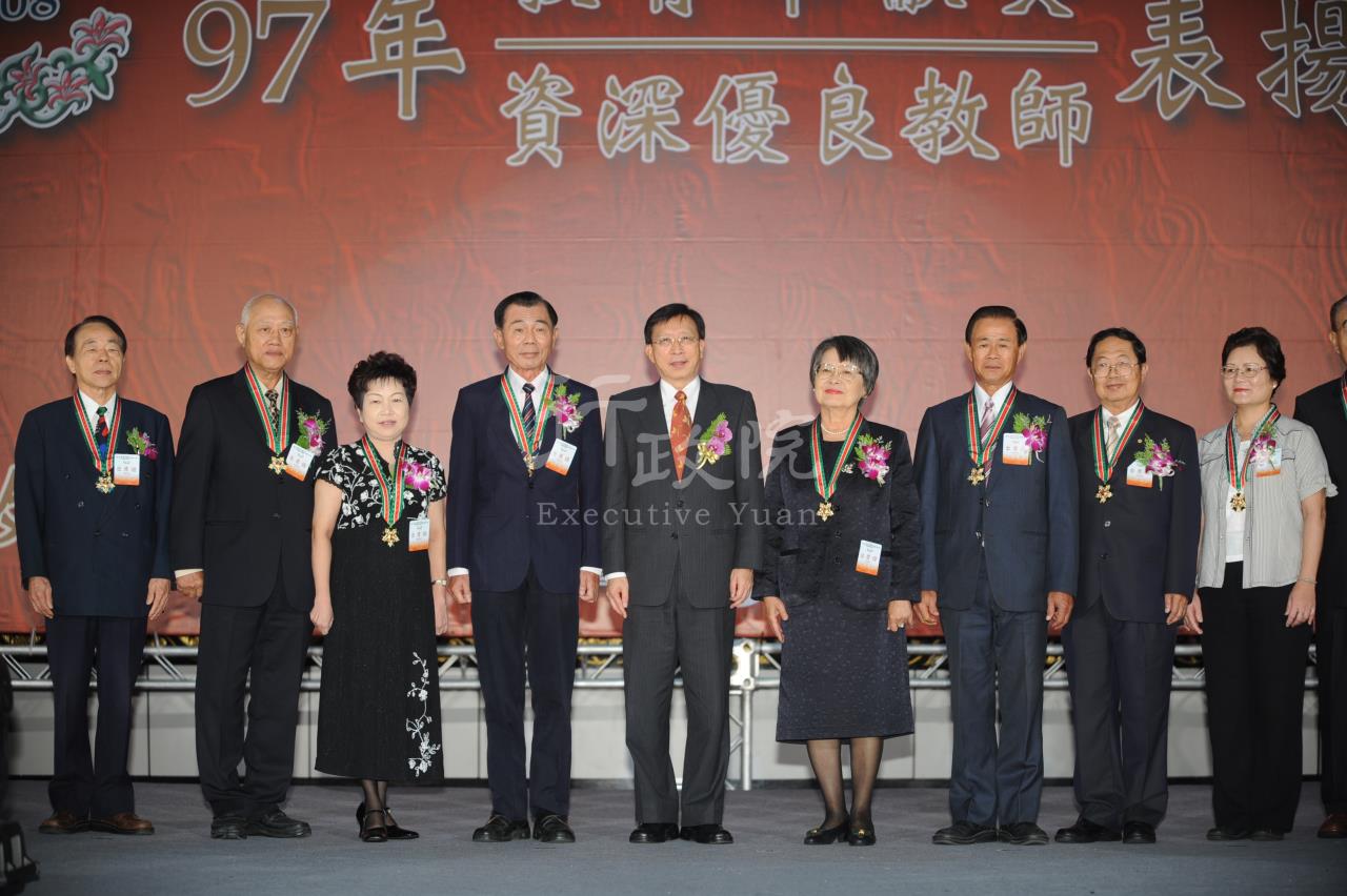 劉兆玄院長出席97年教育奉獻獎及資深優良教師表揚大會 共2張 　共2張