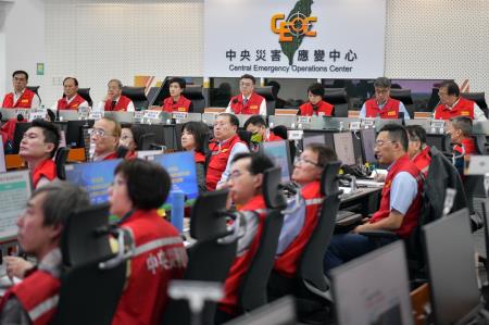 2024年10月30日行政院長卓榮泰視導中央災害應變中心康芮颱風防災整備情形。