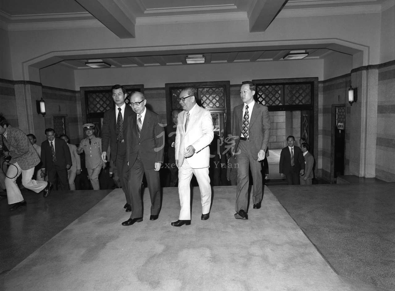 1978年5月16日總統嚴家淦巡視行政院並向行政院院長蔣經國辭行 共5張 　共5張