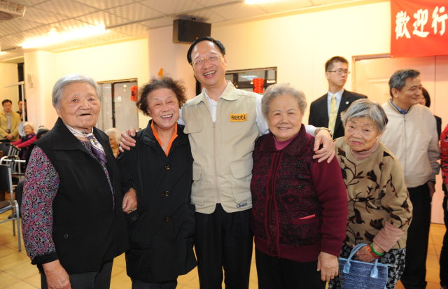 江揆訪視老人安養中心 與長輩溫馨過年 　共2張