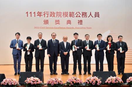 2022年11月14日行政院長蘇貞昌出席「111年行政院模範公務人員頒獎典禮」　共6張