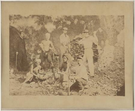 國家攝影文化中心典藏作品，St. Julian Hugh Edwards，挖掘熱蘭遮城的李仙得將軍，1869，蛋清印相，19.5x24.3cm。(圖／文化部提供)