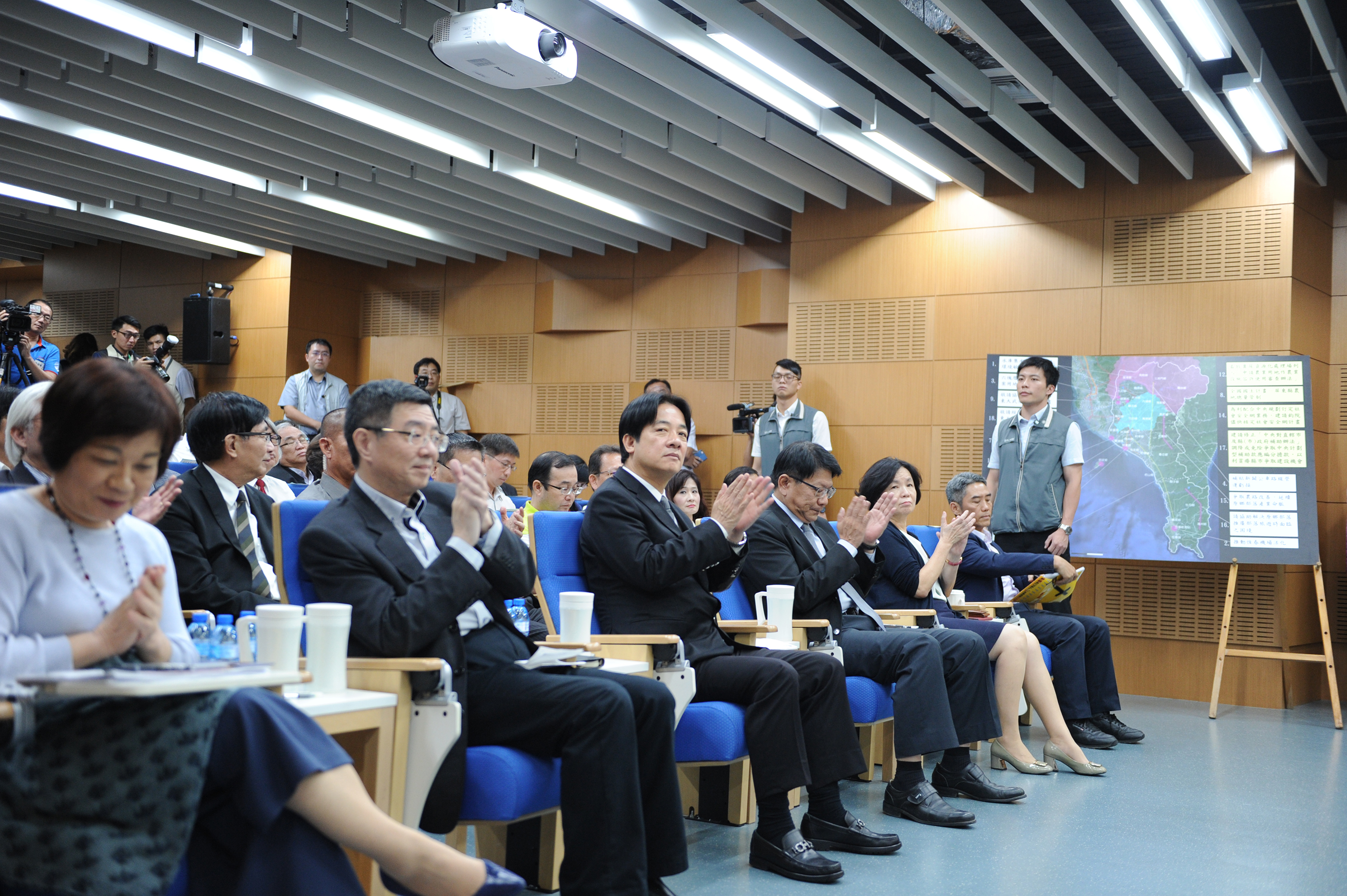 率領行政團隊至屏東 賴揆盼中央地方共同合作 推動前瞻及長照等計畫 　共5張