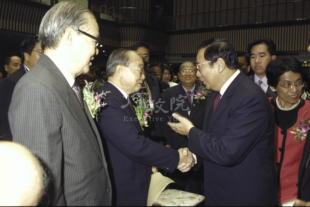 2000年10月15日行政院長張俊雄參加世界留台校友會聯誼總會成立大會 共1張 　共1張
