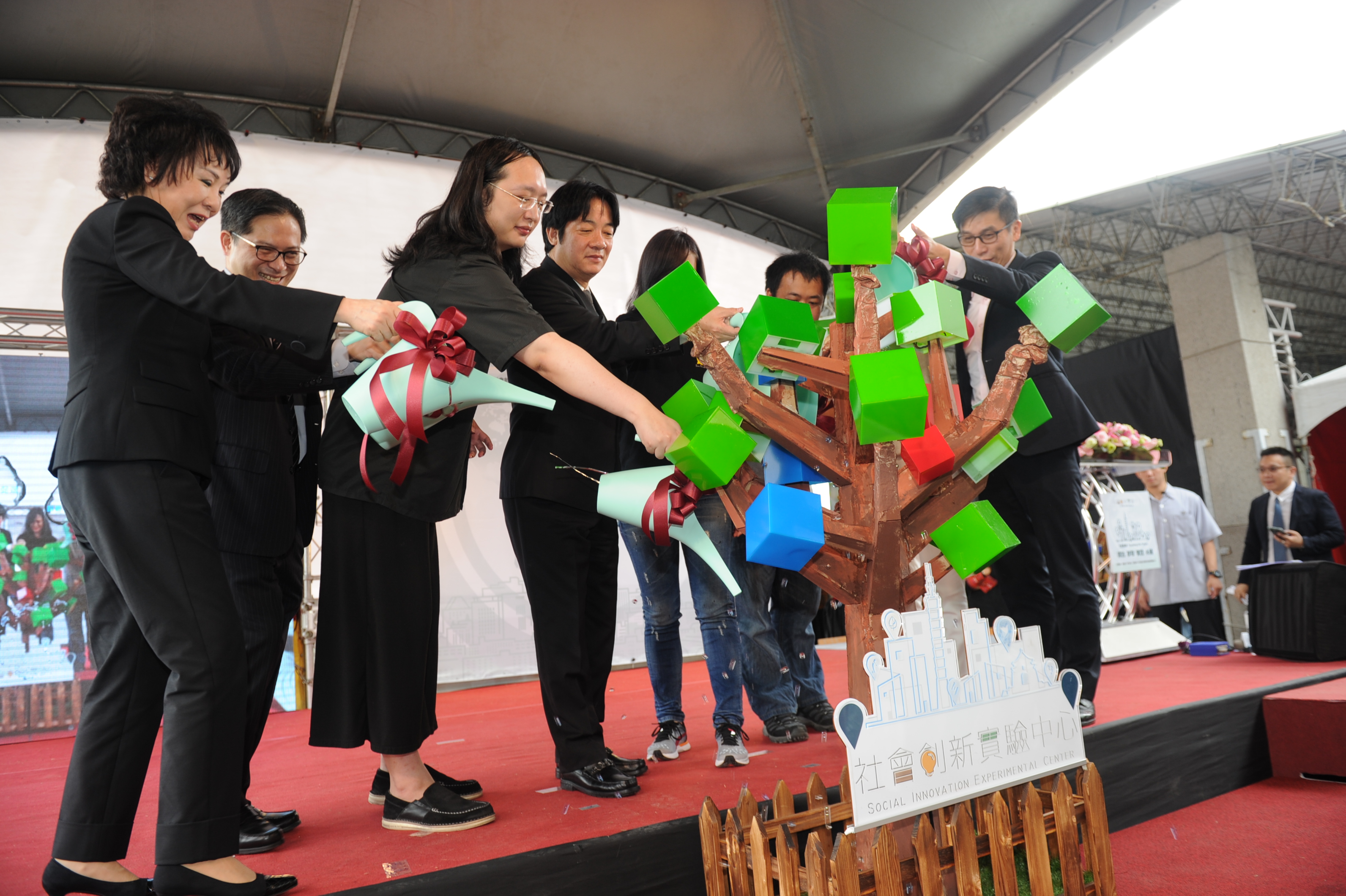 賴揆：落實總統新經濟發展策略  社會創新實驗中心與國際接軌並推廣至各縣市　共6張