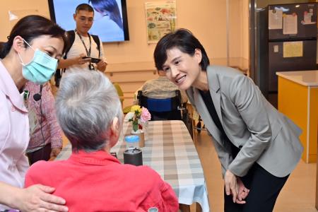 鄭副院長今（29）日鄭視察衛生福利部基隆醫院附設南港綜合長照機構照片 共4張 　共7張