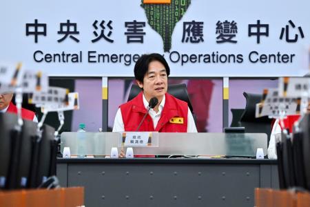 2024年7月24日行政院長卓榮泰陪同總統視導凱米颱風中央災害應變中心第四次工作會報3　共5張