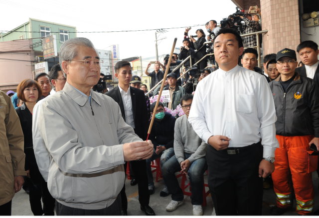 毛揆探視殉職警消家屬表達由衷哀悼 強調將從優撫卹 　共2張