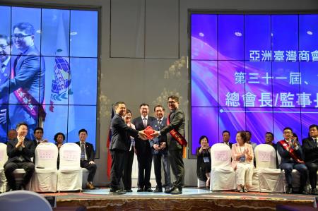 2024年7月16日_1行政院長卓榮泰出席亞洲台灣商會聯合總會第31屆第3次理監事聯席會議閉幕典禮 _5_　共6張