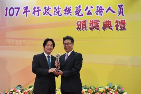 1071130行政院長賴清德出席「107年行政院模範公務人員頒獎典禮」_S__52584510.jpg