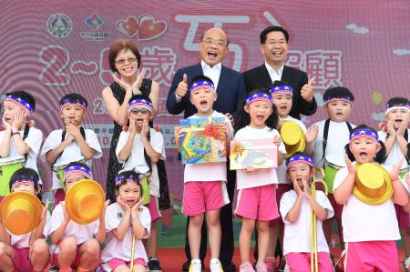 1080621行政院長蘇貞昌出席教育部2-5歲ㄞˋ照顧2019全面啟動記者會_1 　共4張