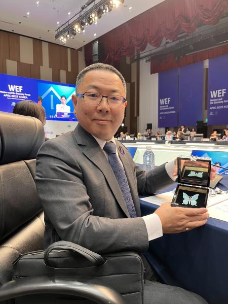 與主辦方致贈團長禮品合影 　共4張