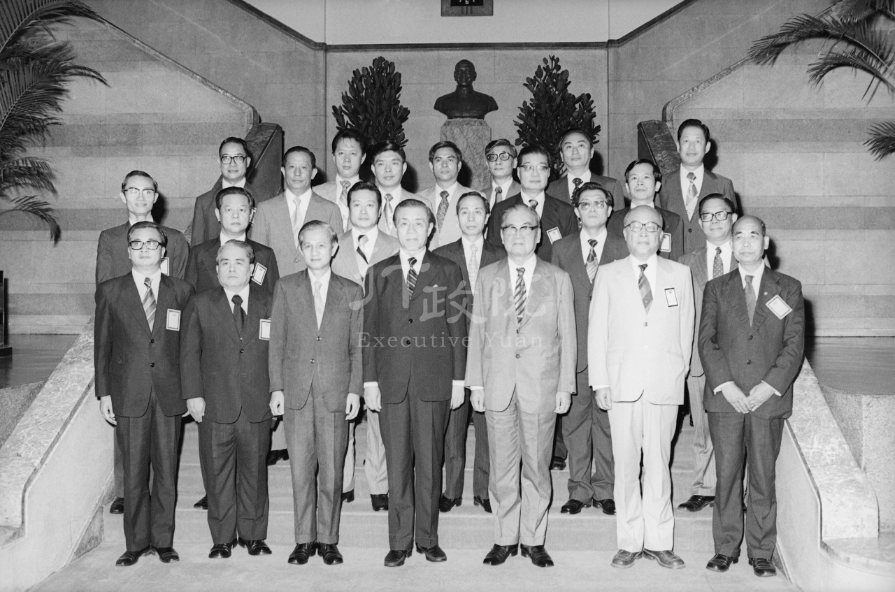1978年10月26日行政院院長孫運璿與66年度中央機關保舉最優人員合影 共1張 　共1張