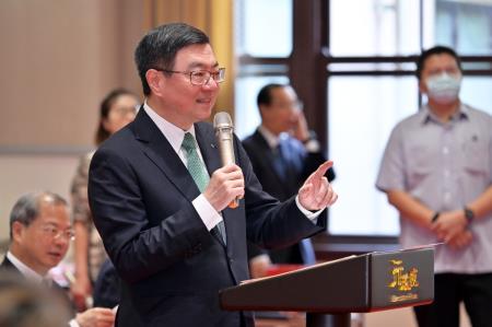 卓院長今(19)日接見「世界臺灣商會聯合總會第30屆回國訪問暨投資考察團」照片 共8張　共8張