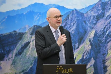 卓院長今(12)日接見美國在台協會台北辦事處谷立言處長一行照片 共5張 　共5張