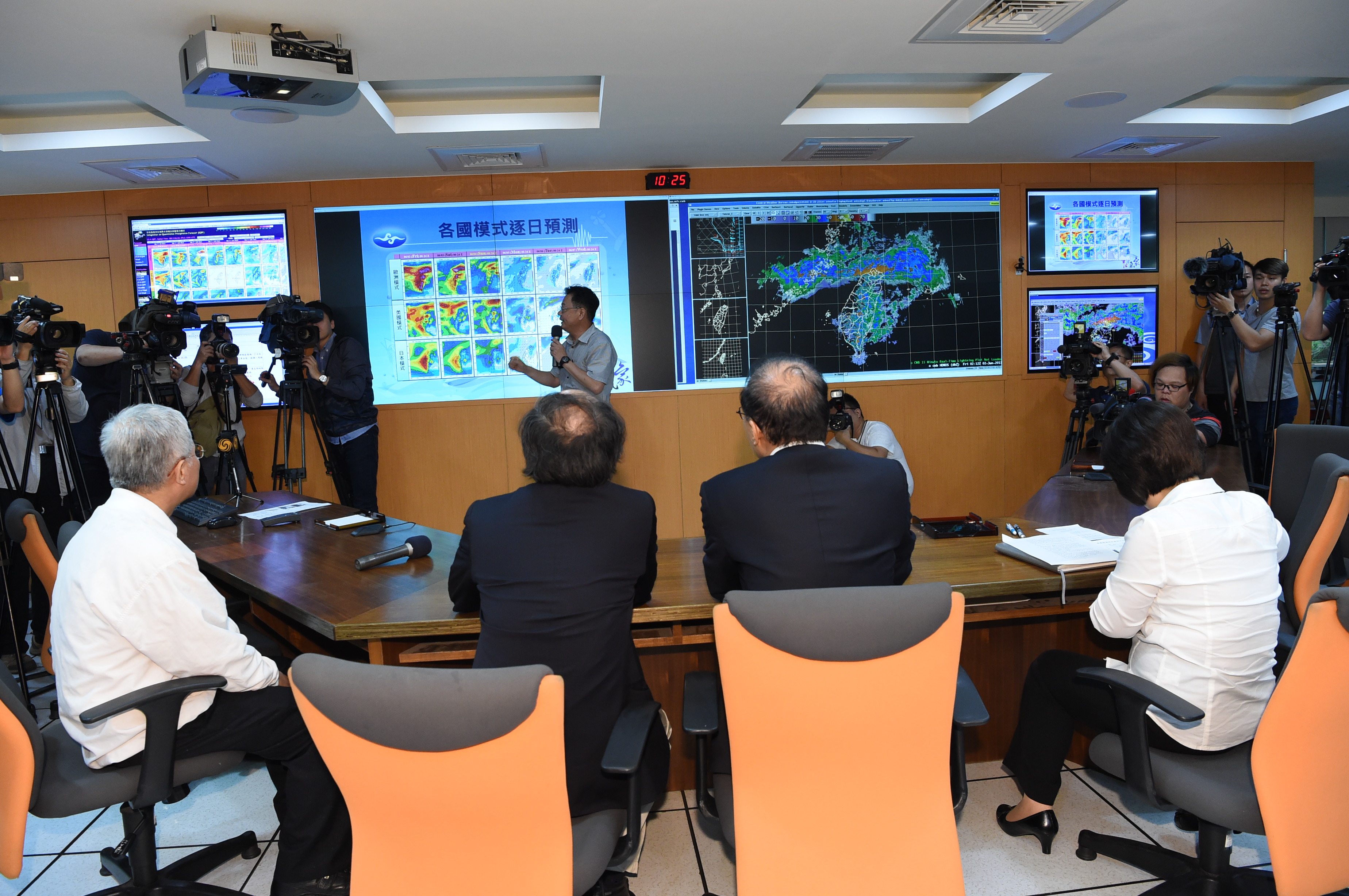 林揆視察中央氣象局 宣布開設中央災害應變中心　共3張