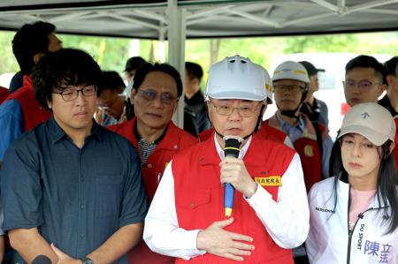 2025年9月24日行政院長卓榮泰視察馬太鞍溪橋災損及搶災情形　共3張