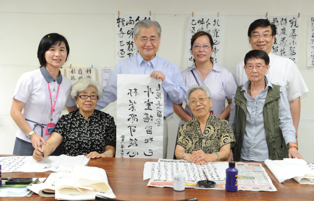 毛揆提前陪長者慶中秋 期許及早完備長照制度 　共4張