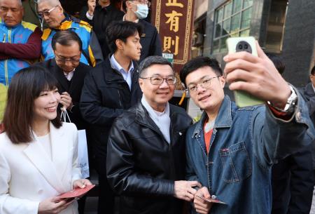 2025年1月29日行政院長卓榮泰赴洲子福德廟參拜祈福S__137920663_0　共19張