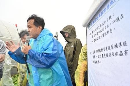 視察青蔥、落花生等農作災損情形 　共14張
