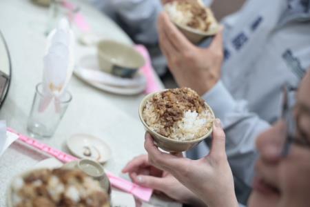 2026年4月18日行政院長卓榮泰體驗在地優質豬肉美食 　共8張