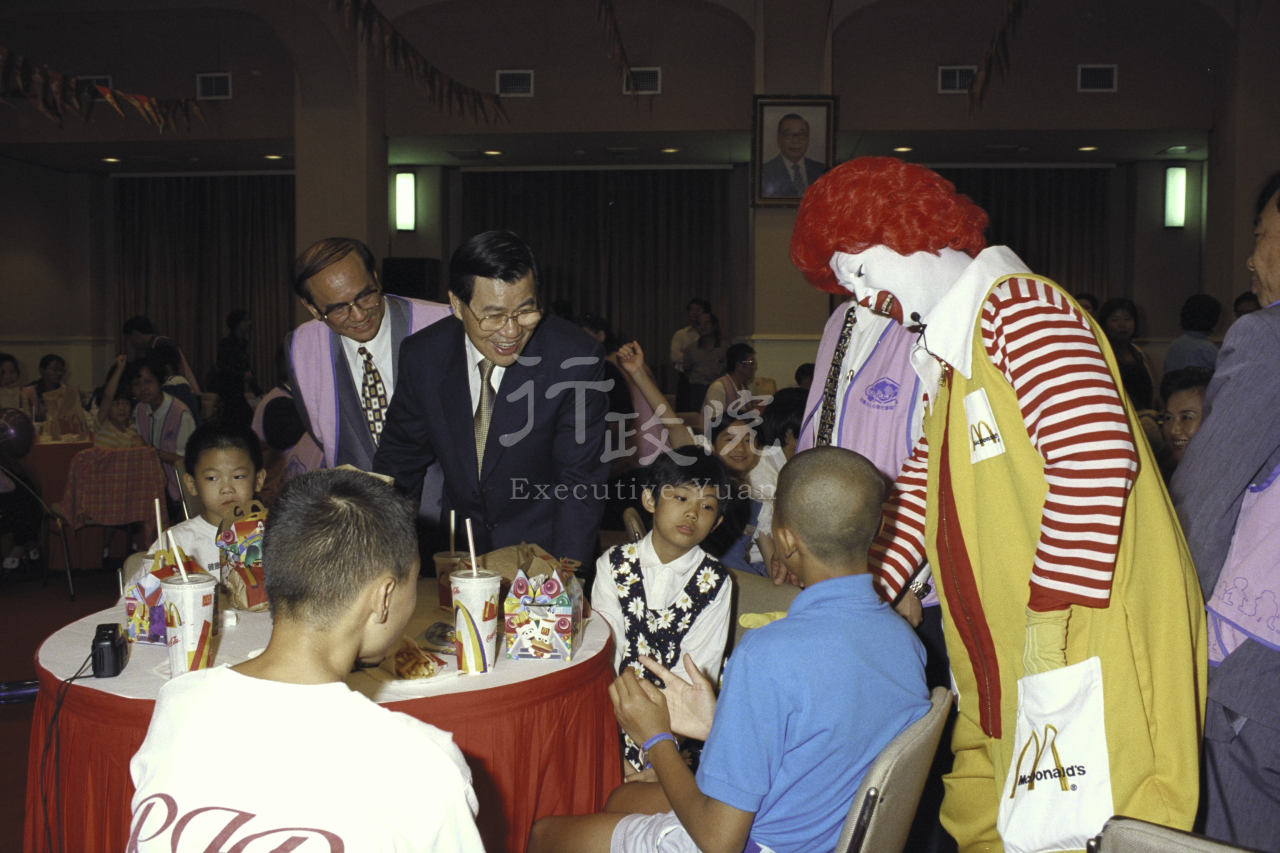 1998年10月3日行政院長蕭萬長與孤兒院童中秋同樂茶會 共1張 　共1張