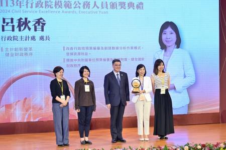 卓院長今(13)日出席113年行政院模範公務人員頒獎典禮照片 共9張　共10張