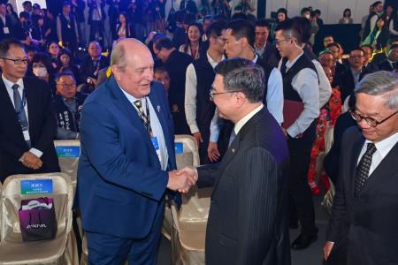 2026年3月26日行政院長卓榮泰出席臺灣美光苗栗銅鑼晶圓一廠揭牌典禮 　共5張