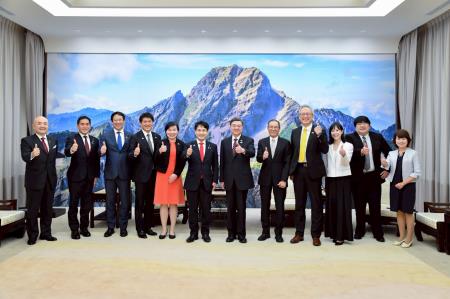 2025年12月23日行政院長卓榮泰接見日本自民黨參議院友我團體「TY會」會長瀧波宏文參議員一行 　共6張