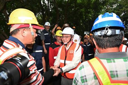 2024月8月1日行政院長卓榮泰視察阿里山林業鐵路邊坡土石崩落災損暨搶修情形 _3_