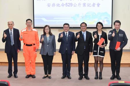 2025年1月25日行政院長卓榮泰出席「緝獲金星（Jin Xing）輪走私第二級毒品安非他命案聯合記者會」S__22429898_0　共6張