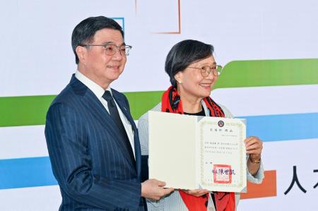 2026年7月22日行政院長卓榮泰出席「財團法人台灣觀光研訓院」揭牌儀式 　共9張