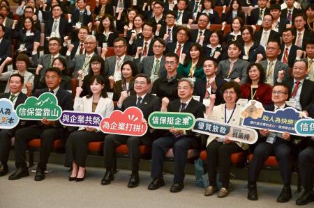 2026年3月16日行政院長卓榮泰出席2026中小企業信用保證融資業務績優金融機構及授信經理人頒獎典禮 　共6張