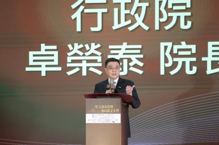 2025年7月15日行政院長卓榮泰出席「壯大資產管理，迎向黃金年代」高峰論壇 　共4張