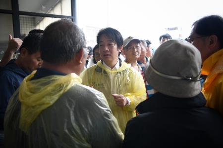 行政院長賴清德視察掌潭村淹水水退情形2