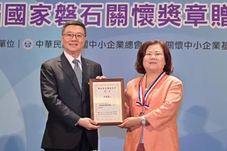2024年6月26日行政院長卓榮泰出席「中華民國全國中小企業總會第15屆第3次會員大會暨第16屆國家磐石關懷獎章贈獎典禮」。　共7張