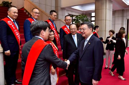 2025年10月29日行政院長卓榮泰接見第34屆國家磐石獎暨第27屆海外台商磐石獎得獎企業 　共4張