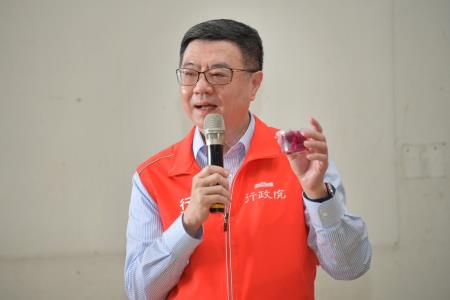 2024年7月13日行政院長卓榮泰視察紅龍果外銷供果園　共10張