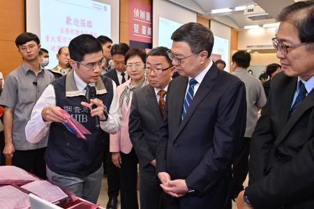 2024年8月9日行政院長卓榮泰出席「法務部調查局偵辦重大電信詐欺案件暨臺美合作破獲跨境機房」成果記者會。　共8張