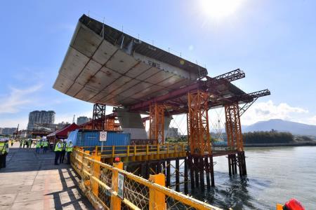 2024年6月29日行政院長卓榮泰視察淡江大橋建設計畫執行情形。　共9張