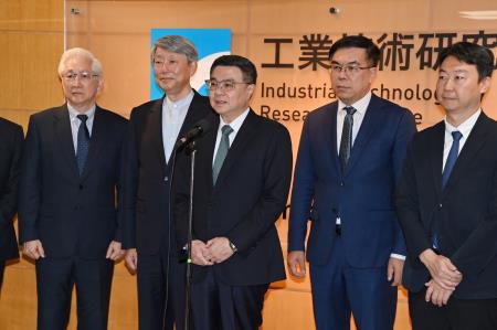 2024年8月6日行政院長卓榮泰視察工研院創新科技成果11　共11張