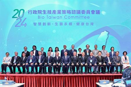 2024年8月26日行政院長卓榮泰出席2024行政院生技產業策略 諮議委員會議開幕式。　共5張