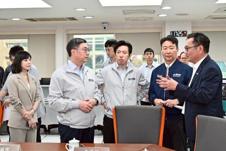 2026年7月7日行政院長卓榮泰赴交通部中央氣象署關心巴威颱風情勢 　共3張
